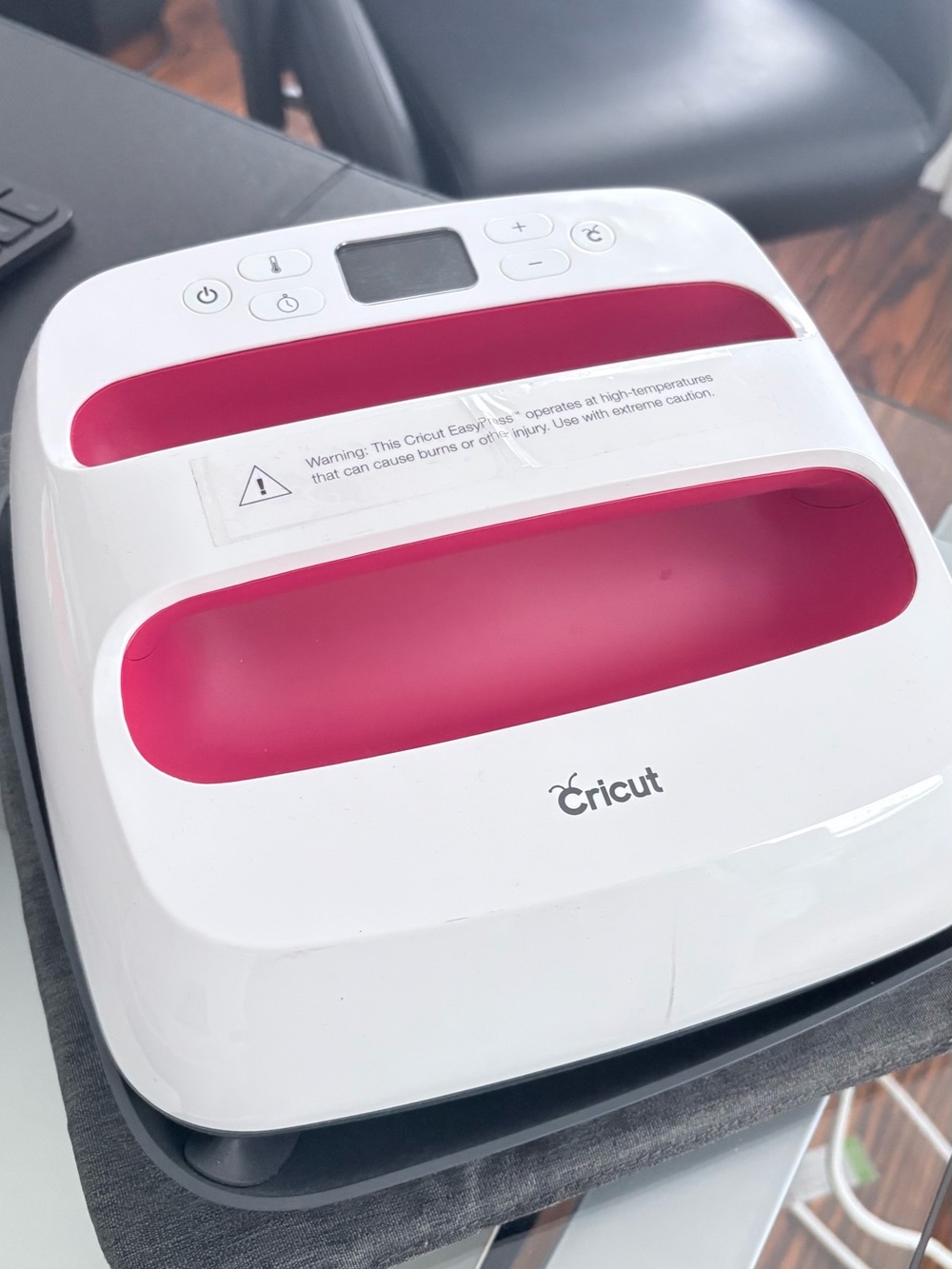 Cricut EasyPress 2 White with Pink Inserts